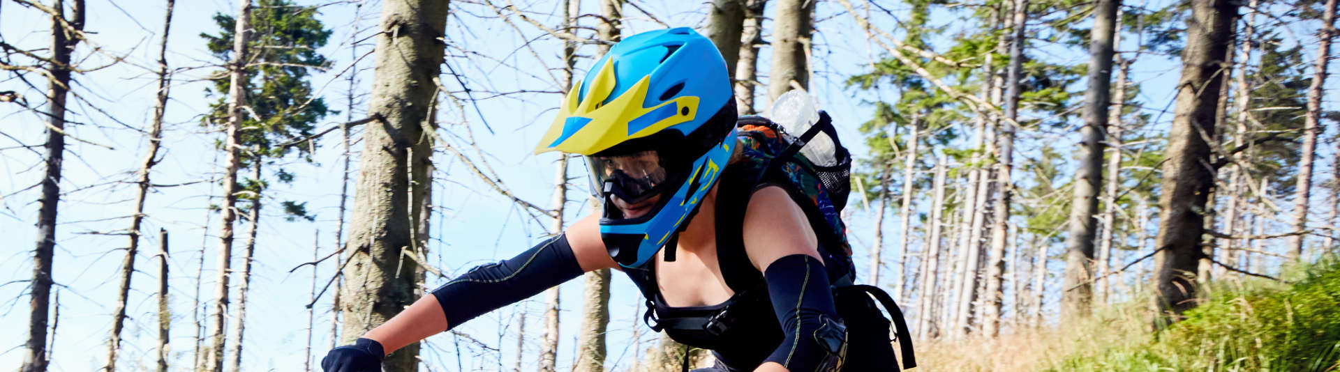 Fahrradhelm und Brille