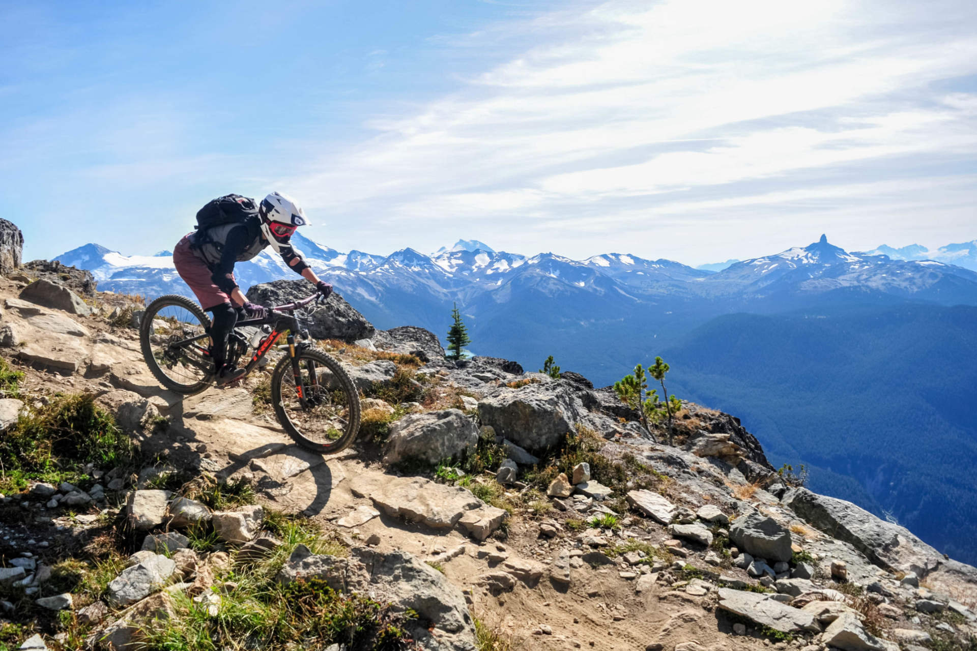 Mountainbiker auf einem alpinen Singletrail in Österreich