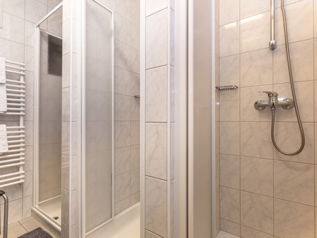 Duschraum mit 3 Duschkabinen