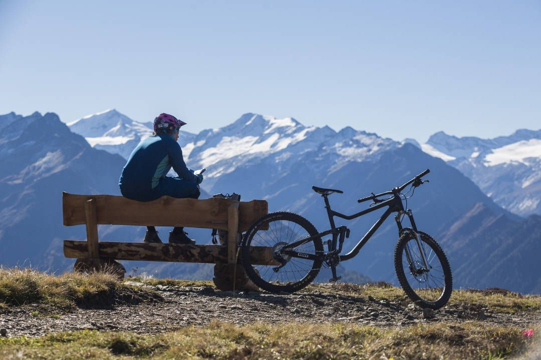 Pause beim Biken mit Aussicht auf die Berge